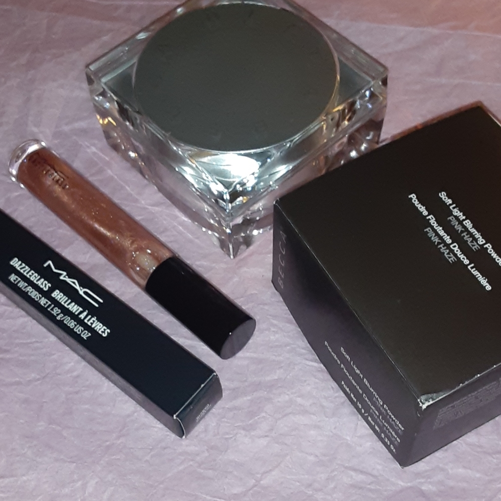 BECCA Soft Pink Blurring Powder + MAC  Dazzleglass